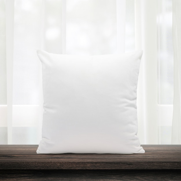 Almofadas em branco feitas de penas macias na janela da manhã e cortinas