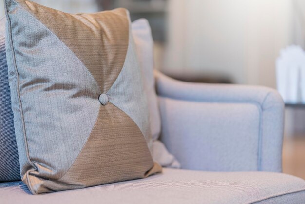 Almofadas em sofá branco na cama em casa