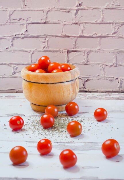 Almofariz de madeira cheio de tomate cereja