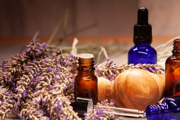 Almofariz e pilão de lavanda e garrafas de óleos essenciais para aromaterapia