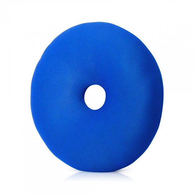 La almohada azul con los anillos de espuma forma aislado en el fondo blanco.