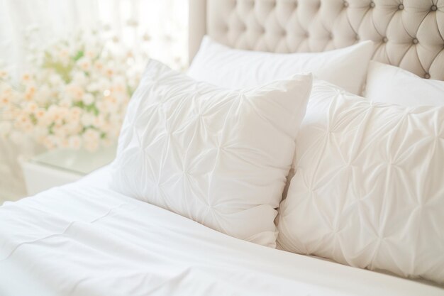 Almohada blanca en la cama arrugada