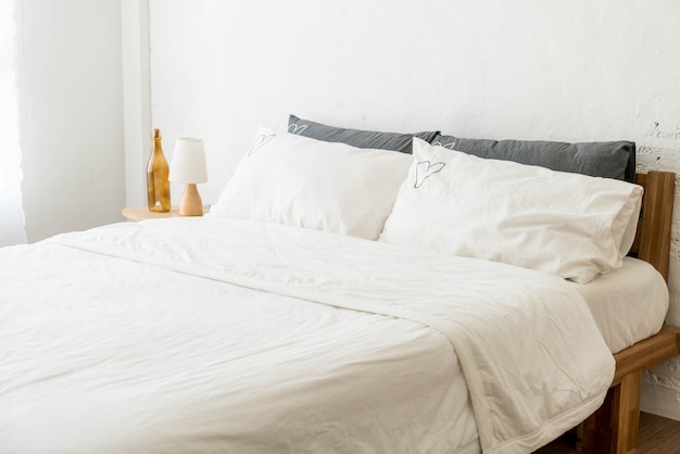 almohada blanca en la decoración de la cama en el dormitorio