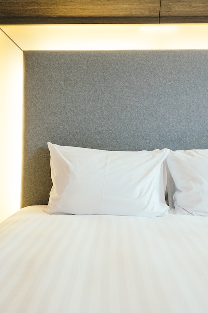 Almohada blanca en la decoración de la cama en el interior del dormitorio