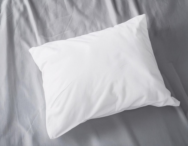 Almohada blanca sobre sábanas grises