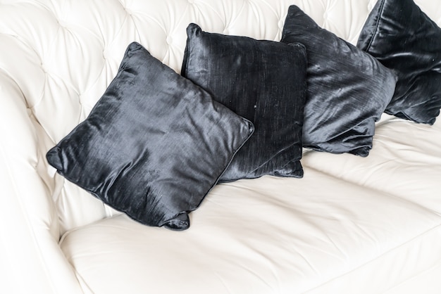 Foto almohada cómoda en el sofá