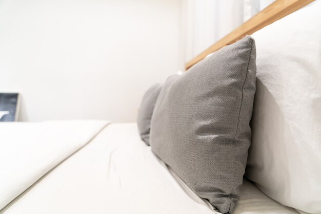 Almohada confort en la decoración interior de la cama.