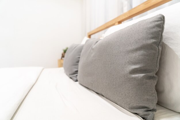 Almohada confort en la decoración interior de la cama.