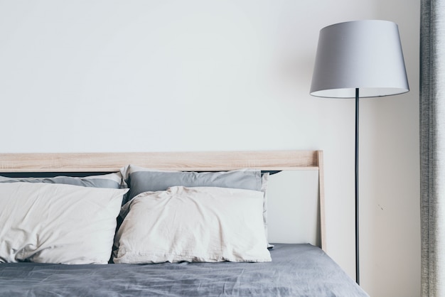 almohada en la decoración de la cama en el dormitorio