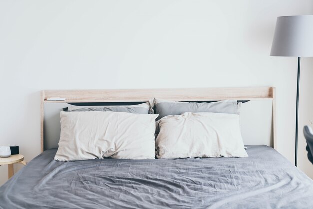 almohada en la decoración de la cama en el dormitorio