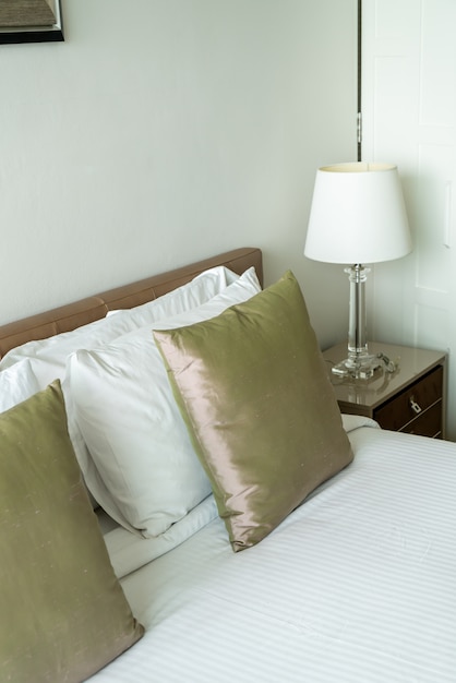 almohada en la decoración de la cama en el interior del dormitorio