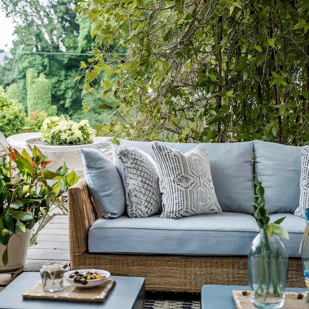 Almohada en la decoración del sofá con patio al aire libre y terraza