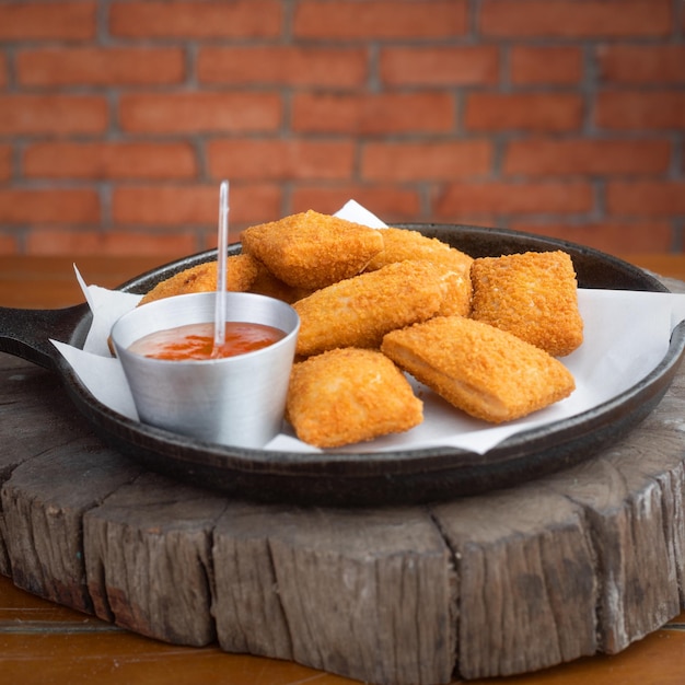 Foto almohada de queso con salsa