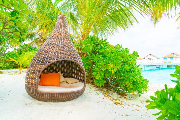 almohada en el sofá decoración patio al aire libre con vistas tropicales y de la naturaleza