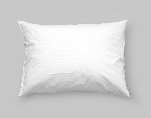 Almohada suave en blanco sobre fondo gris aislado