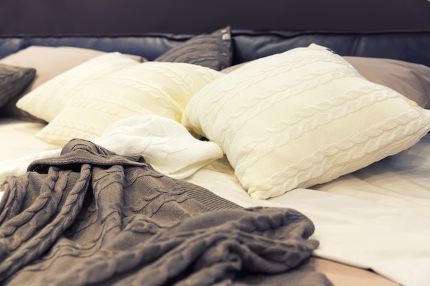 Almohadas blancas en la cama del hotel