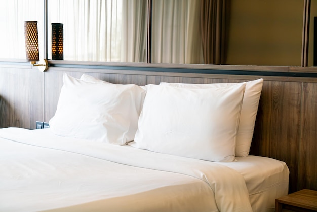 almohadas blancas en la decoración de la cama en el dormitorio de lujo