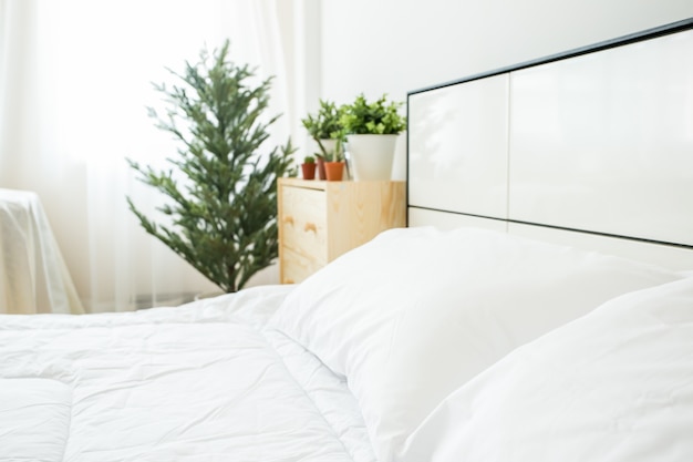 Foto almohadas blancas y sábanas en el salón de belleza. de cerca