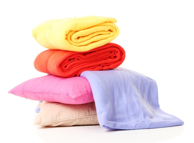 Almohadas brillantes y cuadros aislados en blanco