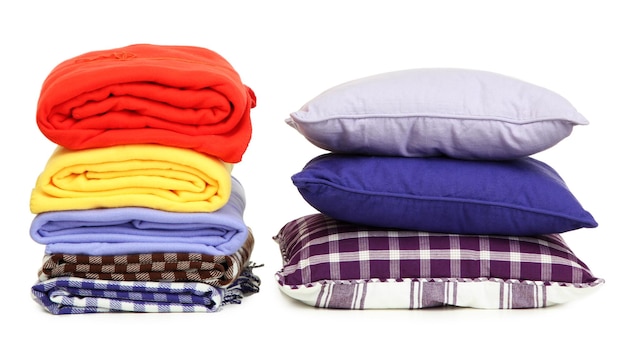 Almohadas brillantes y cuadros aislados en blanco