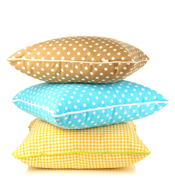 Almohadas brillantes marrones y amarillas azules aisladas en blanco