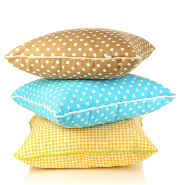 Almohadas brillantes marrones y amarillas azules aisladas en blanco
