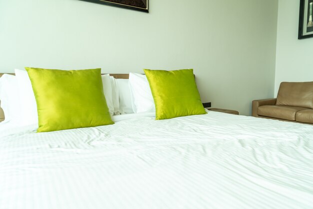 Almohadas en la cama en el interior de la habitación