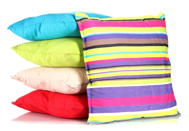 Foto almohadas de colores brillantes aislados en blanco