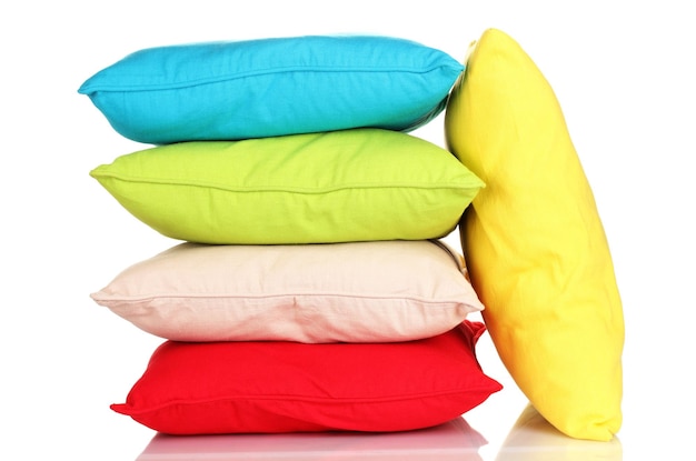 Foto almohadas de colores brillantes aislados en blanco