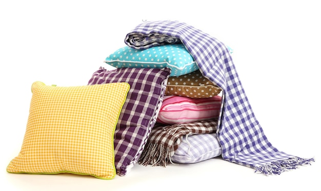 Almohadas de colores y cuadros aislados en blanco