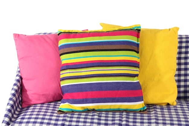 Almohadas de colores en el sofá aislado en blanco