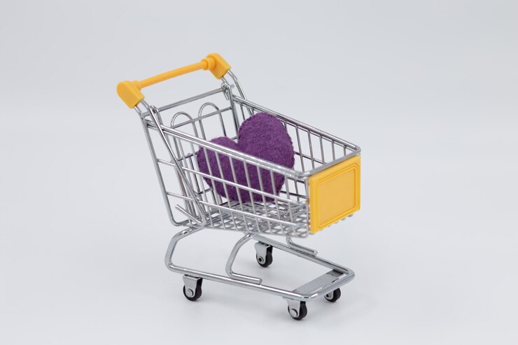 Foto almohadas de corazón lindas en un pequeño carrito de compras