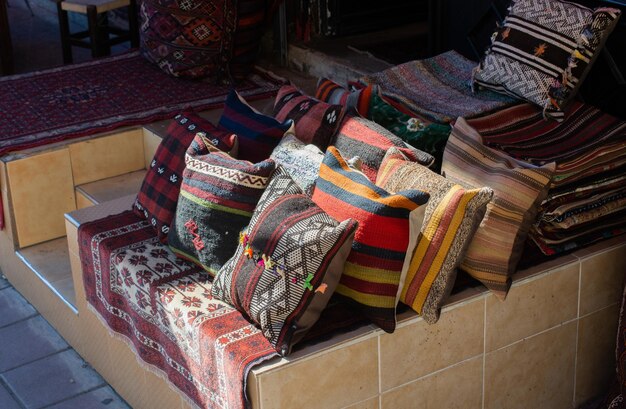 Almohadas decorativas orientales coloridas con patrones tradicionales.