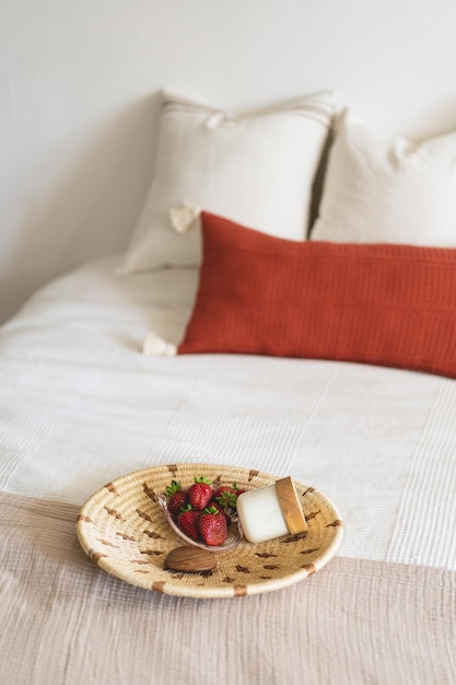 Almohadas de lino en una cama blanca con decoración casera Detalles de bodegones en casa en una cama Hogar acogedor Dulce hogar