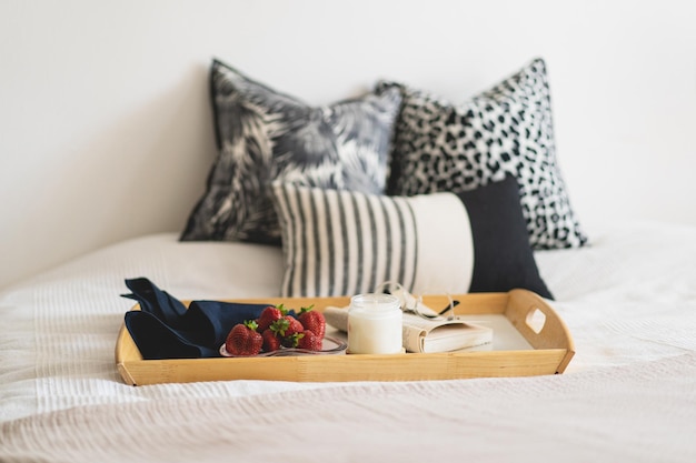 Almohadas de lino en una cama blanca con decoración casera Detalles de bodegones en casa en una cama Hogar acogedor Dulce hogar