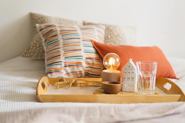 Almohadas de lino en una cama blanca con decoración casera Detalles de bodegones en casa en una cama Hogar acogedor Dulce hogar