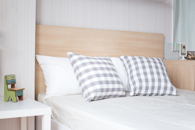 Foto almohadas de lujo en cama blanca en dormitorio