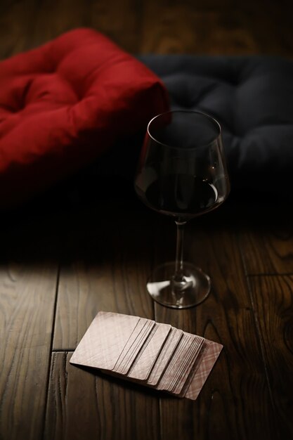 Almohadas en un piso de parquet de madera y una bebida en un vaso de vidrio