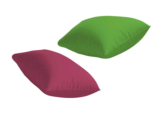 Almohadas rojas y verdes aisladas sobre un fondo blanco