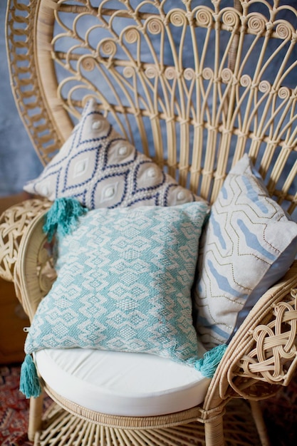 Foto almohadas en silla de pavo real