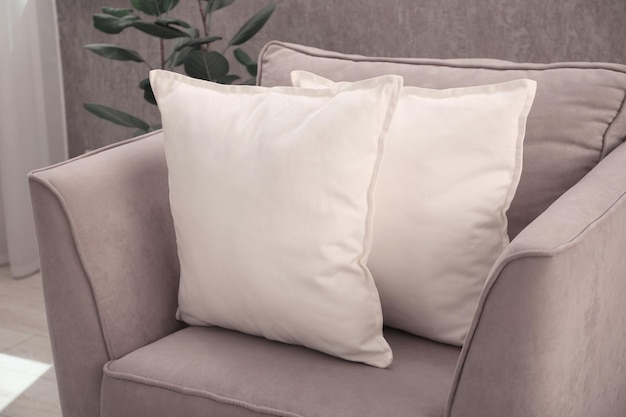 Almohadas suaves en el sillón gris de la habitación