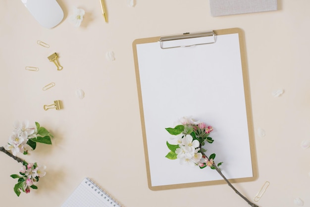 Almohadilla de la tableta del portapapeles con espacio de copia en blanco y bolígrafo de teclado de flores de manzana blanca y clips de papel