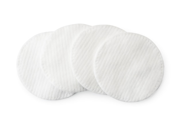 Almohadillas de algodón sobre un fondo blanco, aislado