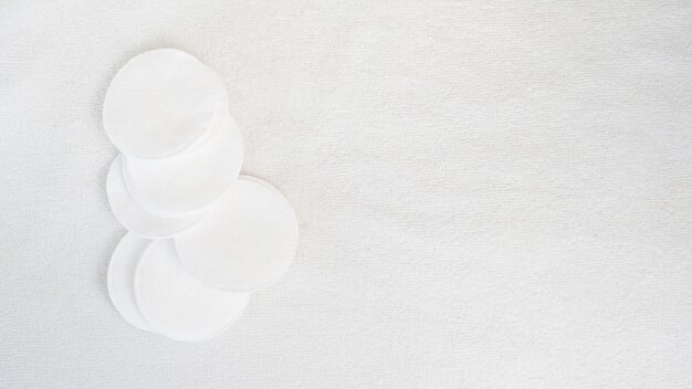 Almohadillas de algodón sobre fondo de toalla blanca