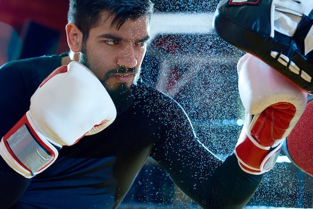 Almohadillas de boxeo enfocadas