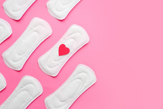 Almohadillas menstruales femeninas en rosa