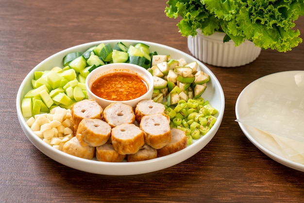 Almôndega de porco vietnamita com wraps de vegetais (Nam-Neaung ou Nham Due)