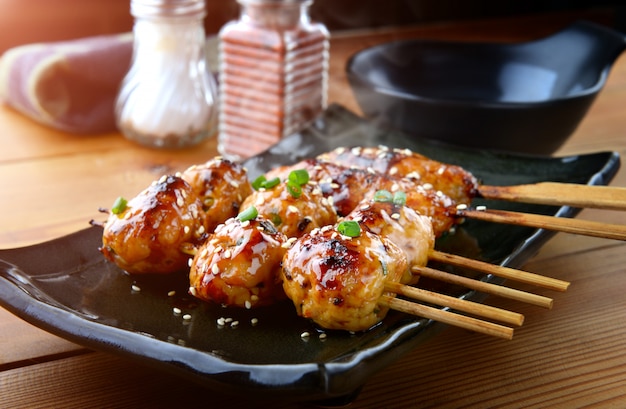 Almôndega japonesa grill tsukune.