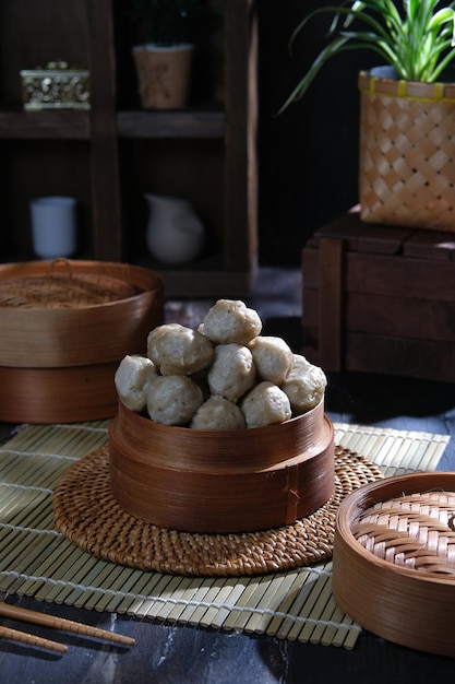 Foto almôndega no navio de bambu com fundo escuro bakso sapi