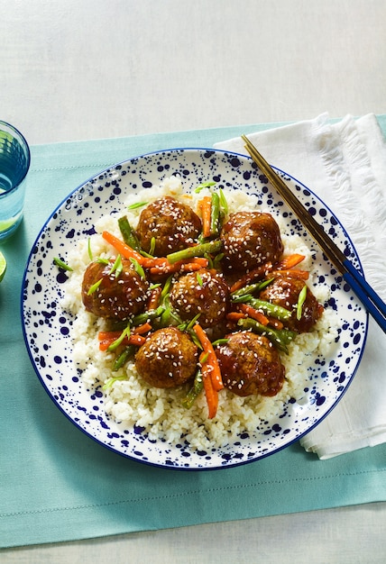 Almôndegas asiáticas veganas sem carne em molho agridoce com arroz e legumes cozidos. almoço balanceado ou jantar saudável. comida de rua